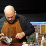 Soin d’un soulier en cuir sur l’établi de l’atelier