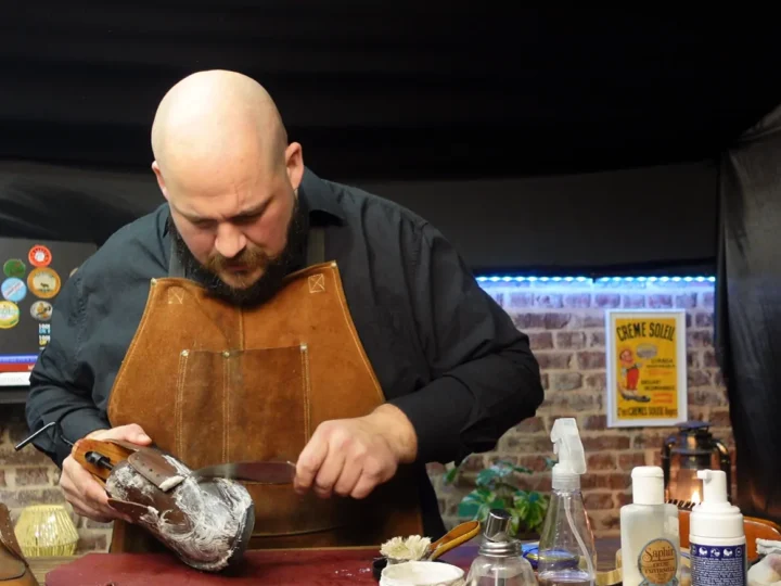 Soin d’un soulier en cuir sur l’établi de l’atelier