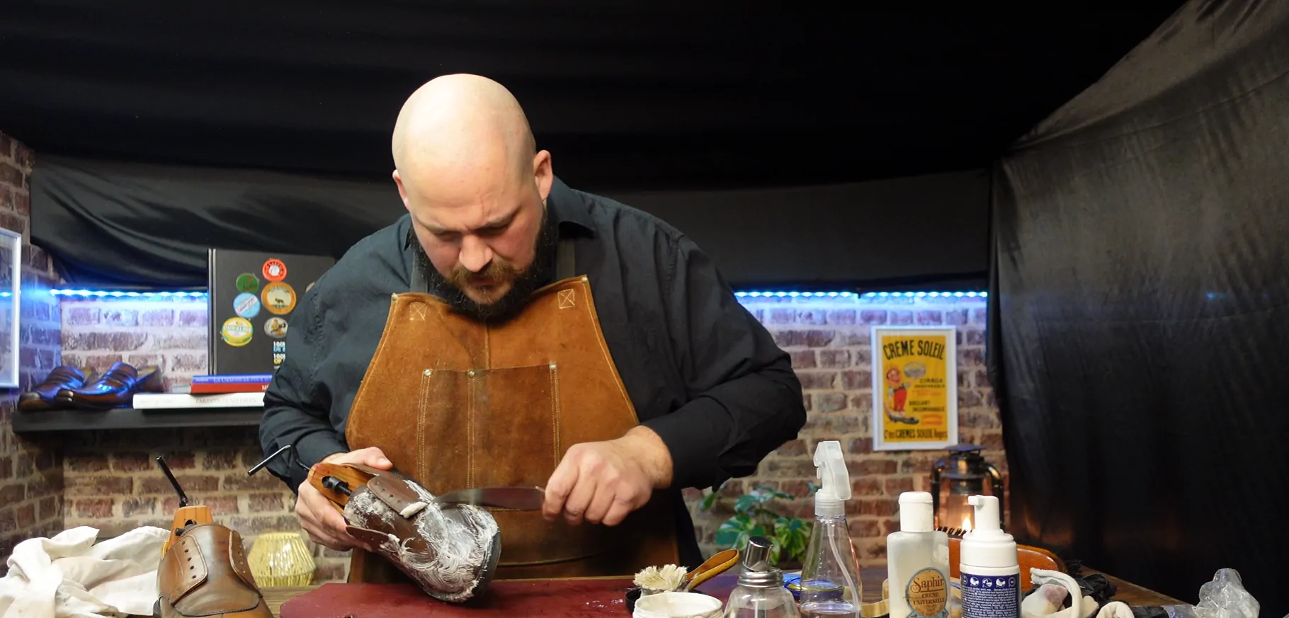 Soin d’un soulier en cuir sur l’établi de l’atelier