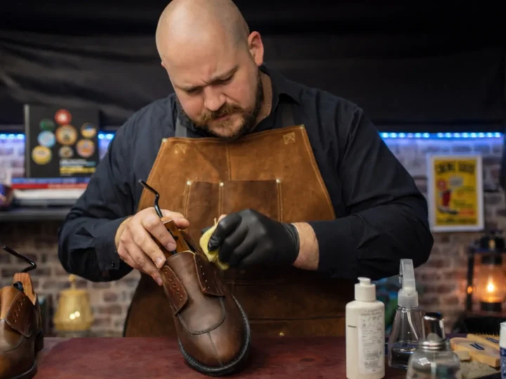 Soin d’un mocassin en cuir à l’atelier de Navarrenx