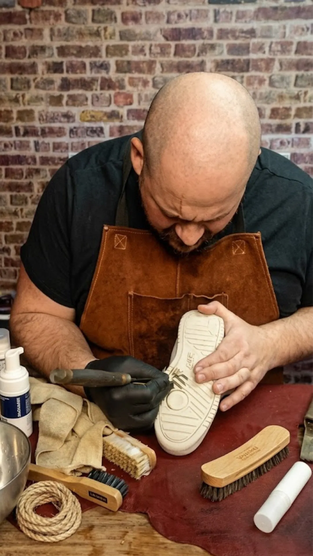 Nettoyage de la semelle d’une sneaker blanche à la brosse