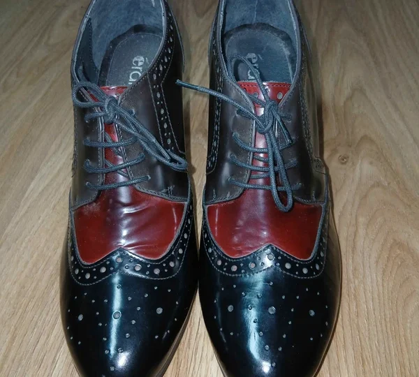 Chaussures ERAM à talons style Oxford / Brogue