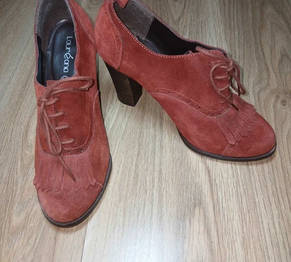 Escarpins Lauréana en cuir velours terracotta à lacets