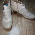 Bottines Mizi Mika en cuir beige perforé à talon
