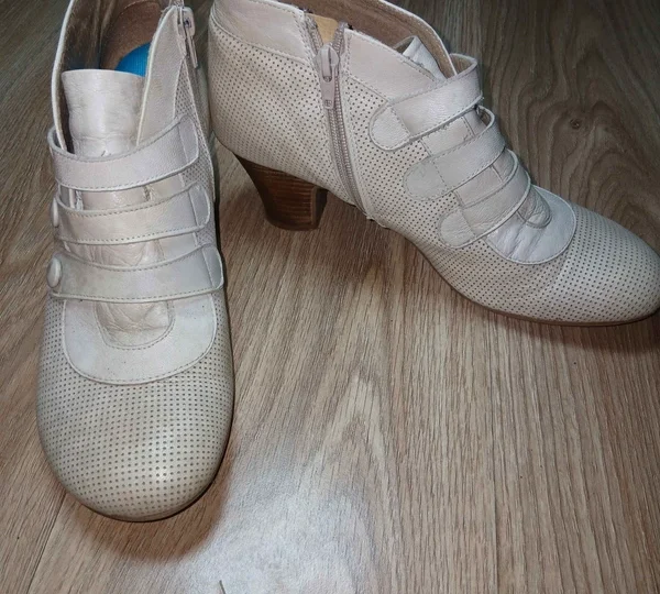 Bottines Mizi Mika en cuir beige perforé à talon