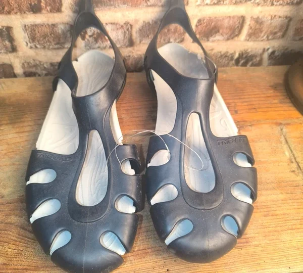 Sandales aquatiques Tribord noires et blanches