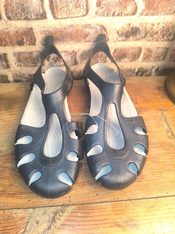 Sandales aquatiques Tribord noires et blanches