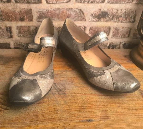 Ballerines Amöia design en cuir métallisé gris et argent