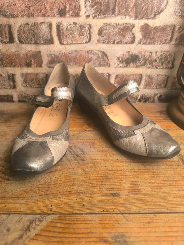 Ballerines Amöia design en cuir métallisé gris et argent
