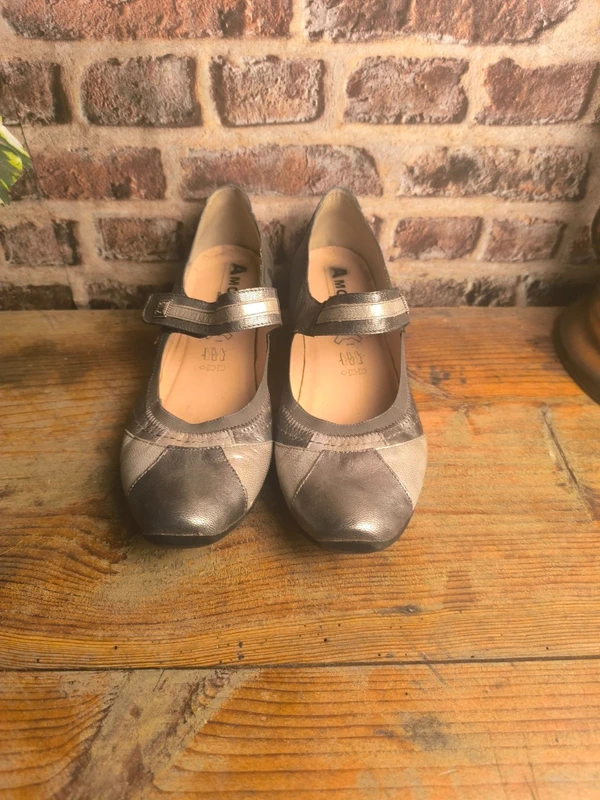 Ballerines Amöia design en cuir métallisé gris et argent, photo 2