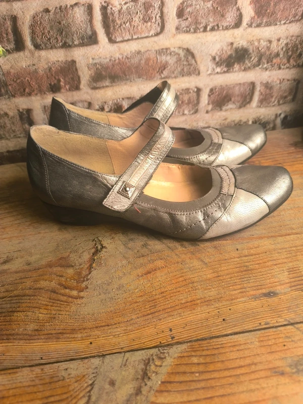 Ballerines Amöia design en cuir métallisé gris et argent, photo 3