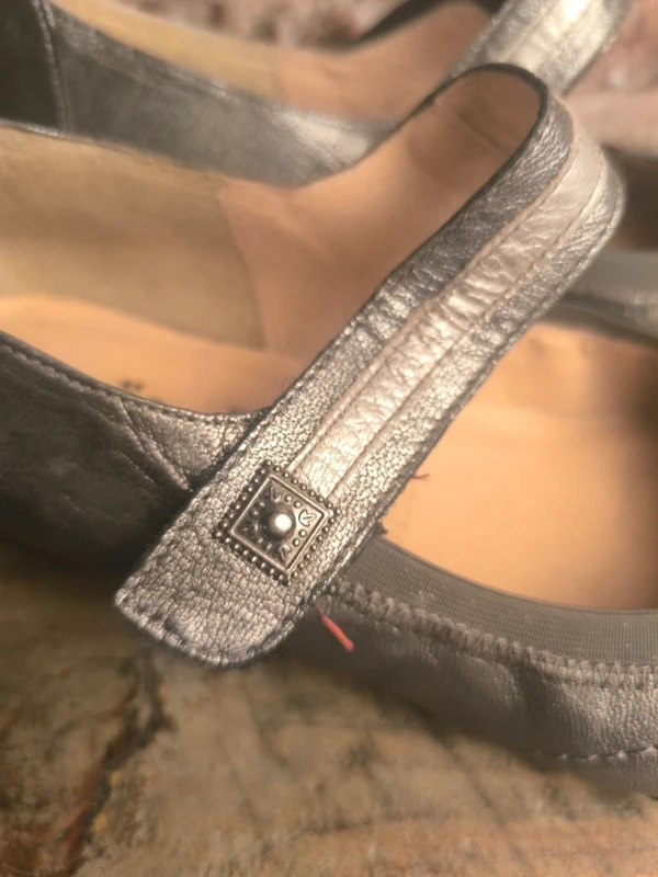 Ballerines Amöia design en cuir métallisé gris et argent, photo 5