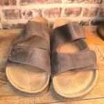 Sandales marron style Birkenstock à scratch