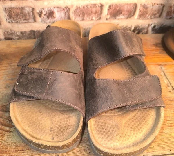Sandales marron style Birkenstock à scratch