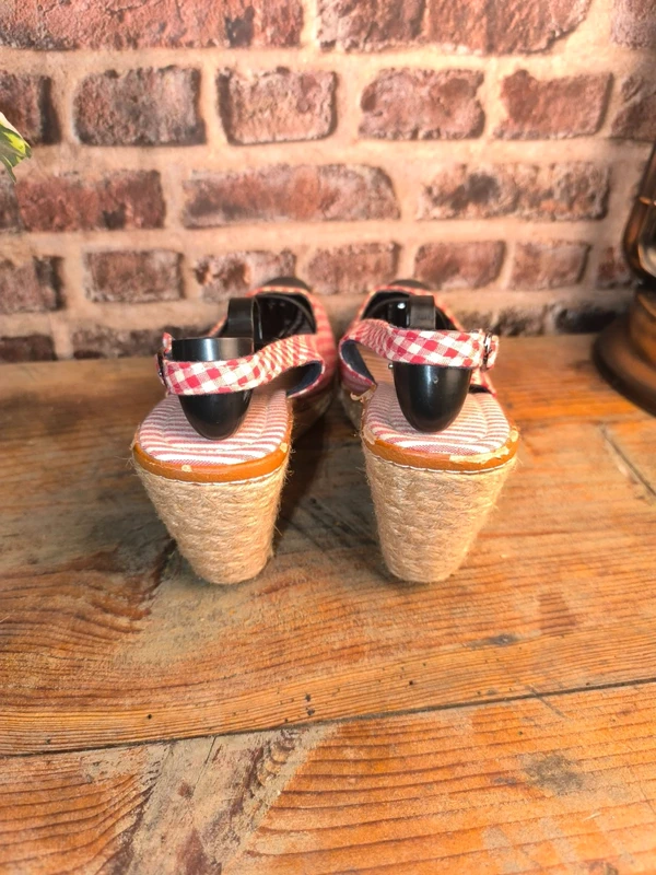 Sandales compensées Banana Moon vichy rouge et blanc, photo 4