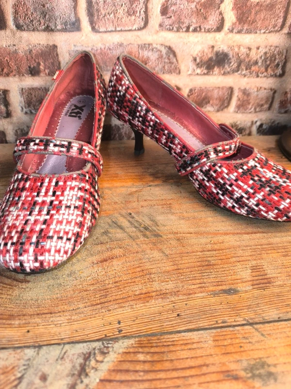 Escarpins Xti en tweed rouge noir et blanc