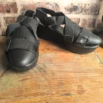 Sandales compensées noires en cuir et brides élastiques – La Halle