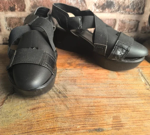 Sandales compensées noires en cuir et brides élastiques – La Halle