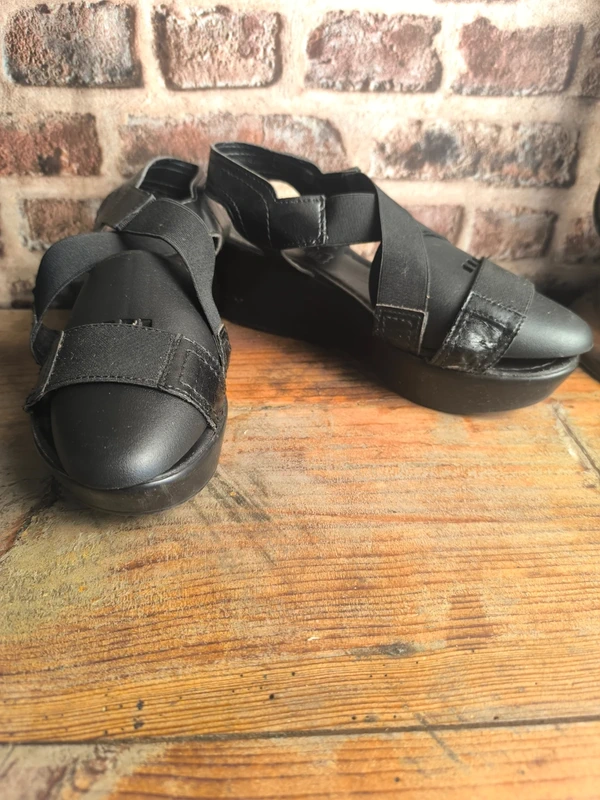 Sandales compensées noires en cuir et brides élastiques – La Halle