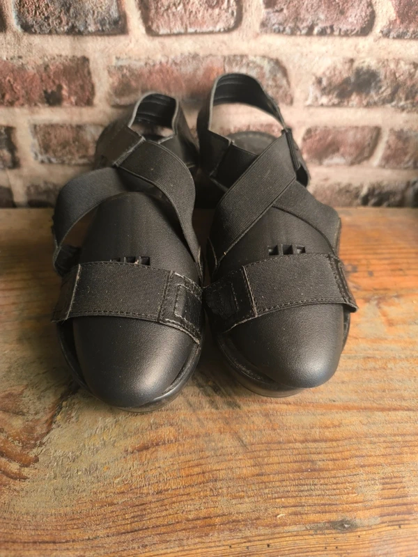Sandales compensées noires en cuir et brides élastiques – La Halle, photo 2