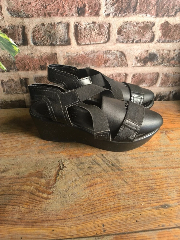 Sandales compensées noires en cuir et brides élastiques – La Halle, photo 3