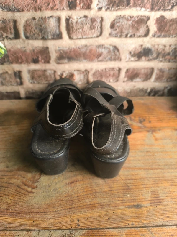 Sandales compensées noires en cuir et brides élastiques – La Halle, photo 4