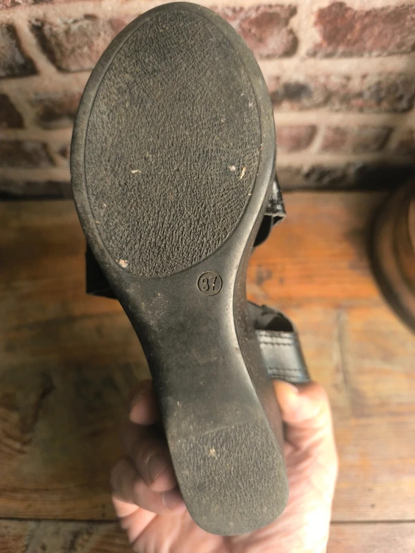 Sandales compensées noires en cuir et brides élastiques – La Halle, photo 6
