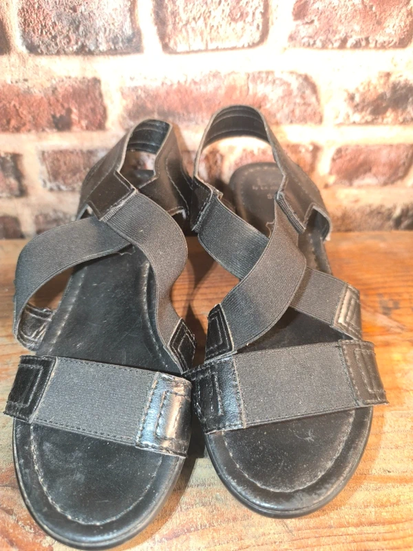 Sandales compensées noires en cuir et brides élastiques – La Halle, photo 7