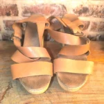 Sandales compensées noires en cuir et brides élastiques – La Halle