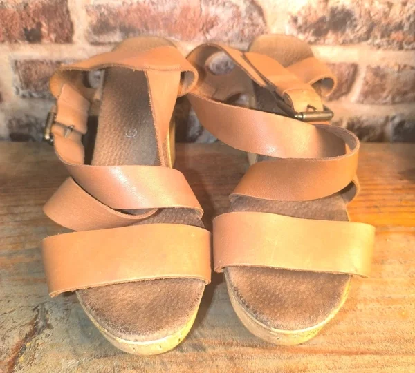 Sandales compensées noires en cuir et brides élastiques – La Halle