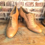 Richelieus à talons en cuir camel
