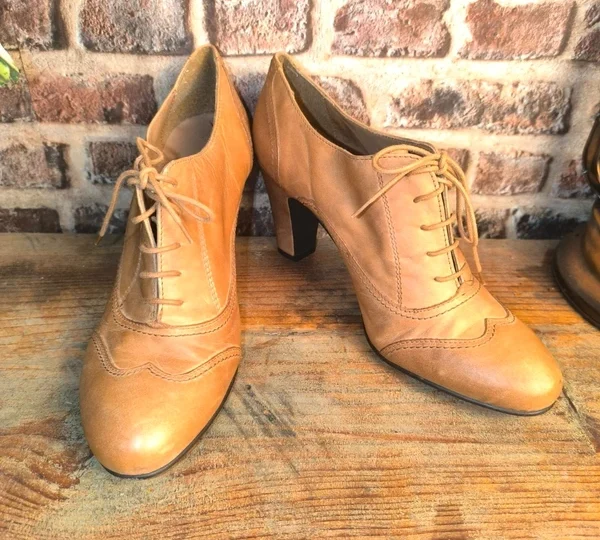 Richelieus à talons en cuir camel