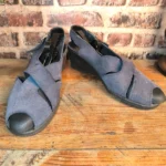 Sandales compensées bleu marine effet daim