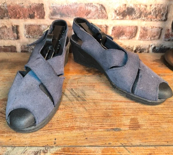 Sandales compensées bleu marine effet daim