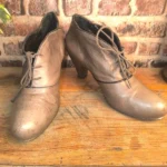 Bottines Reqins Créations en cuir taupe à talons