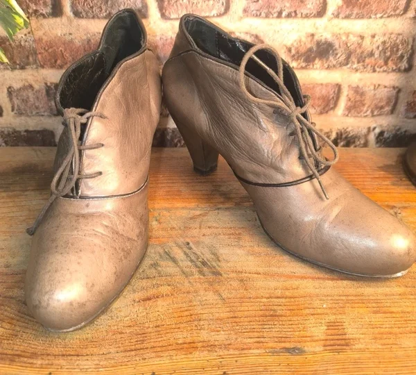 Bottines Reqins Créations en cuir taupe à talons