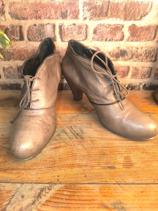 Bottines Reqins Créations en cuir taupe à talons