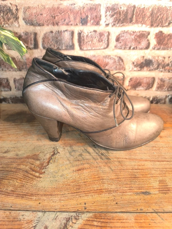 Bottines Reqins Créations en cuir taupe à talons, photo 2