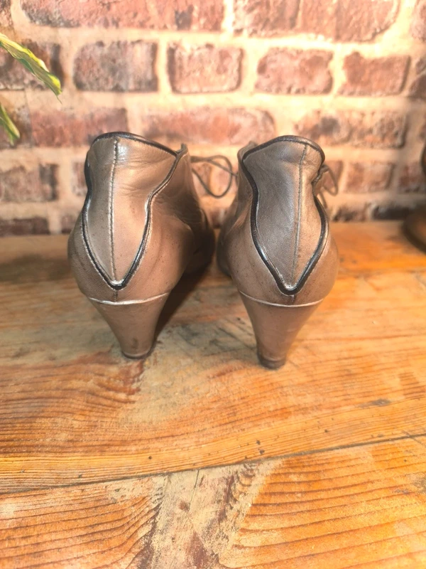Bottines Reqins Créations en cuir taupe à talons, photo 3
