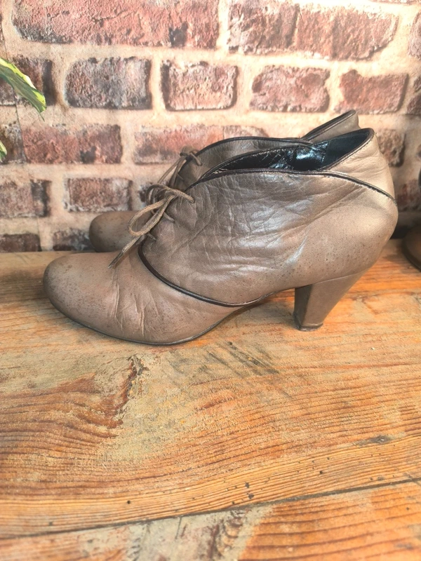Bottines Reqins Créations en cuir taupe à talons, photo 4