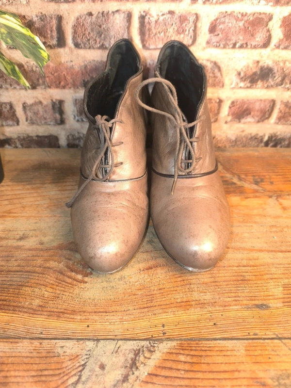 Bottines Reqins Créations en cuir taupe à talons, photo 7
