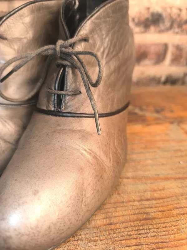 Bottines Reqins Créations en cuir taupe à talons, photo 8