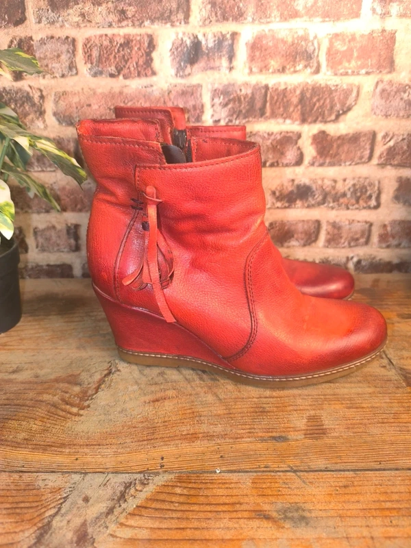 Bottines compensées Mano en cuir rouge, photo 2