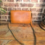 Sac bandoulière vintage en cuir cognac – style rétro chic