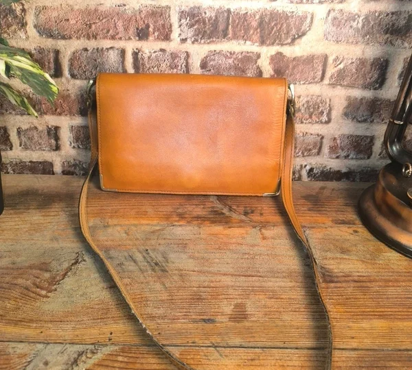Sac bandoulière vintage en cuir cognac – style rétro chic