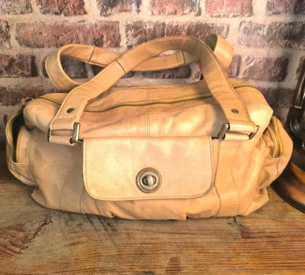 Sac à main Pieces en cuir camel – style vintage rétro